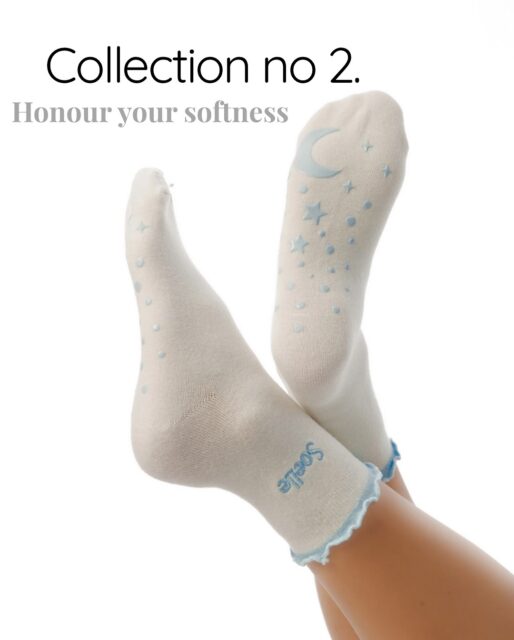 Nie musisz być twarda, żeby być silna.
Czasem największa moc jest w delikatności.W tym, jak oddychasz. Jak się poruszasz.
Jak pozwalasz sobie po prostu być.Ta kolekcja to przypomnienie,
że miękkość nie jest słabością —
to Twój rytuał spokoju. 🌙Honour your softness.
Bo soft doesn’t mean weak. 🤍You don’t have to be hard to be strong.
Sometimes, real power lives in gentleness.In the way you breathe.
In the way you move.
In the way you simply allow yourself to be.This collection is a reminder
that softness isn’t weakness —
it’s your quiet strength. 🌙Honour your softness.
Because soft doesn’t mean weak. 🤍#pilates #pilateslovers💕 #pilatessocks #pilatesinstructor #pilatesstudio #yoga #yogawear #goodenergy #soelle
