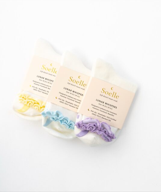 LUNAR WHISPERS 🤍
Miękkie, kobiece, z falbanką jak oddech – subtelny, ale pełen mocy.
Dla tych, które czują więcej. 🌙#soelle #pilates #pilatesinstructor #pilatesreformer #pilatessocks #pilateslovers #yoga #yogawear #socks